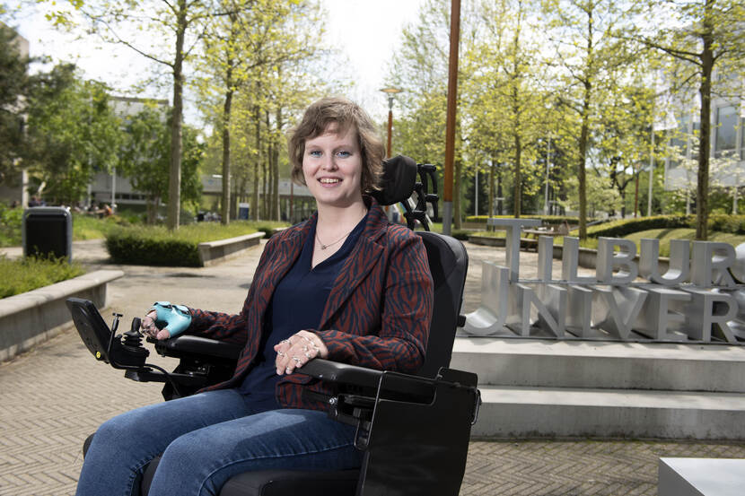 Een foto van een vrouw in een rolstoel