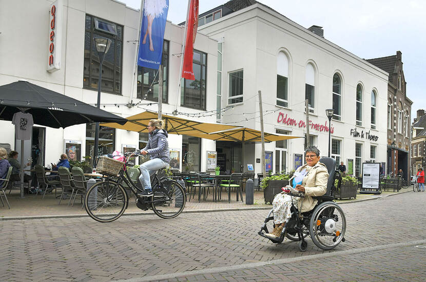 Vrouw in rolstoel op de markt in Zwolle