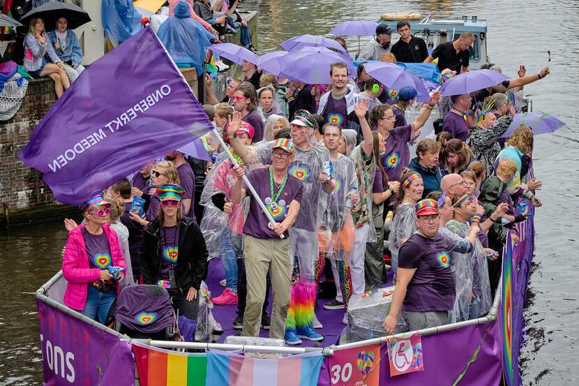 De Onbeperkt Meedoen-boot vaart met vrolijke mensen tijdens de Pride Amsterdam