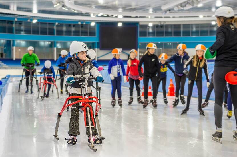 Kinderen met een lichamelijke beperking die meedoen met schaatsen