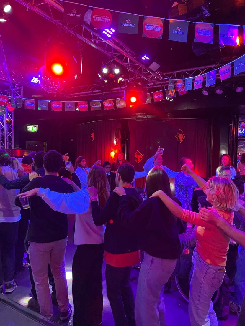 Een groep mensen dansen de polonaise