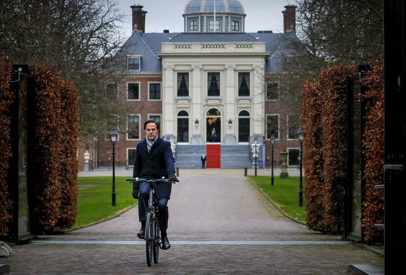 Minister-president Mark Rutte verlaat op de fiets Paleis Huis ten Bosch