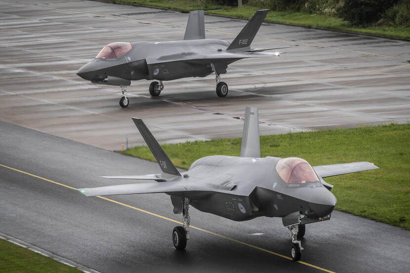 Gevechtsvliegtuigen op landingsbaan