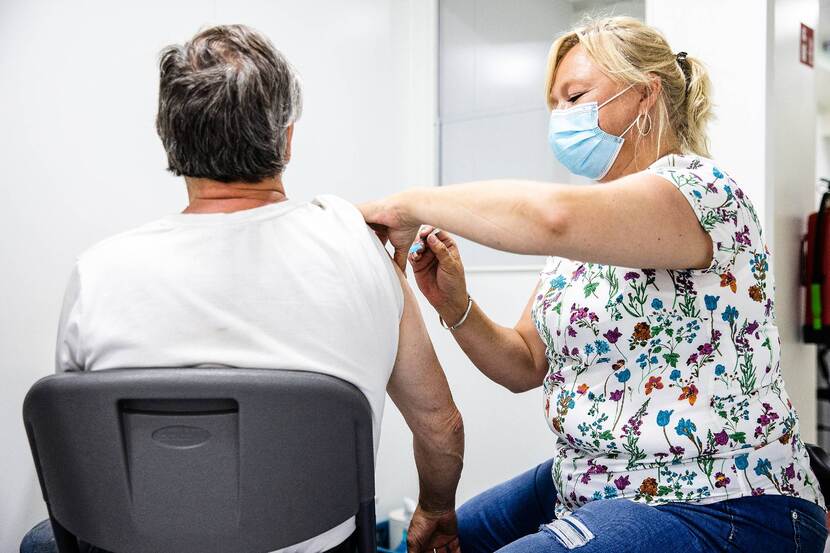 Verpleegkundige geeft iemand een vaccinatie