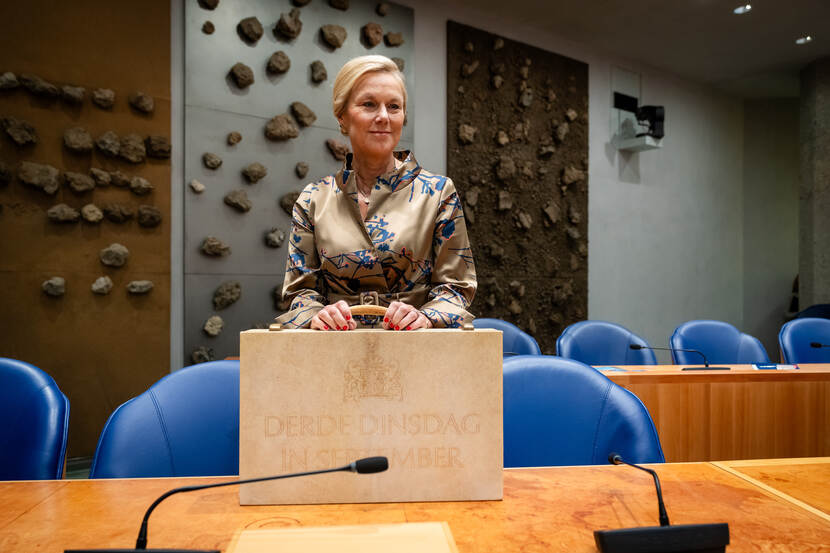 Minister Kaag met koffertje Miljoenennota en Rijksbegroting