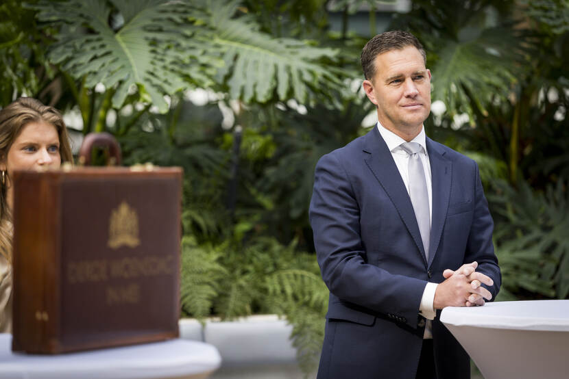 Minister Heinen met koffer.