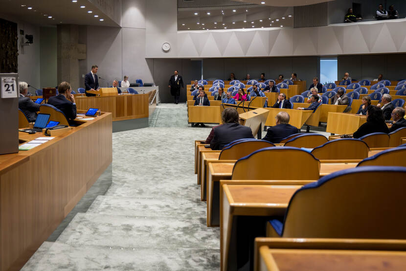 Minister Heinen tijdens de speech in de Tweede Kamer.