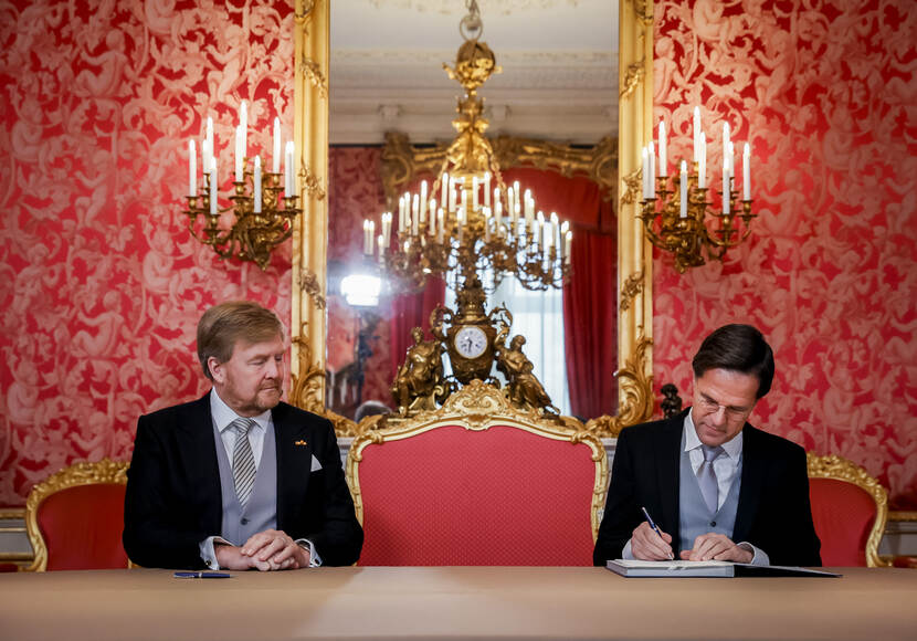 Koning en minister-president Rutte ondertekenen de Koninklijke Besluiten
