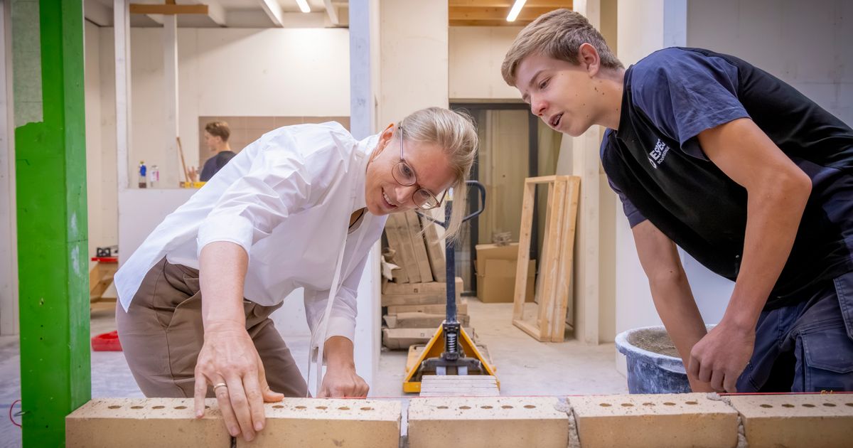Metselende woonminister opent MBO-jaar in Heerhugowaard